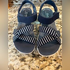 Clark’s Arla Gracie Navy Blue & White Cloudsteppers Sandals size 7.5